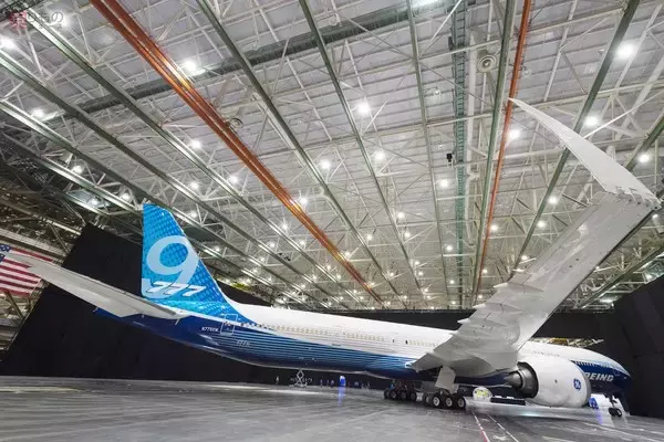 「ボーイングの新型機は2021年どう進展？ 定番機の「超長胴型」開発進む 伝説!?の曲芸フライトも」の画像