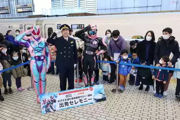 「仮面ライダー 新幹線に乗る 最高速度は285km/h」の画像