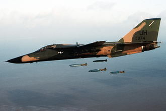 世界初の実用可変翼機「F-111」初飛行-1964.12.21 型式“F”だが戦闘機としては不適格