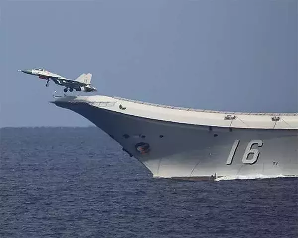 「中国艦隊6隻 沖縄・大東諸島近海で空母による戦闘機の発着艦を実施 防衛省・自衛隊」の画像