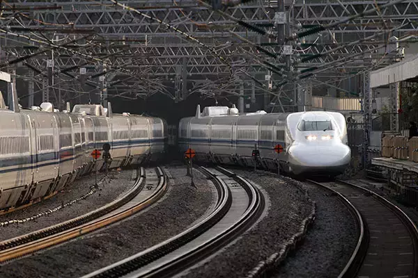 東海道新幹線のホームドア　その早さも日本一