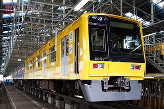 幸せの黄色い電車？　「西武らしい電車」がメトロ、東急方面へ初登場