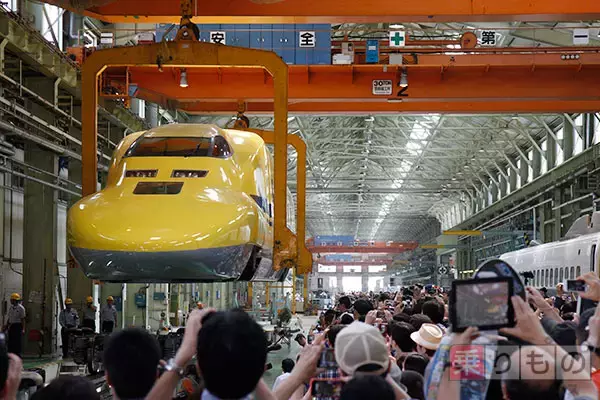 ドクターイエローが空中浮遊　新幹線唯一の踏切も通過　浜松工場一般公開で
