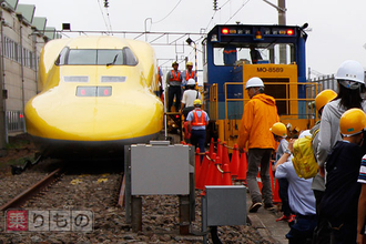 新幹線車窓にレインボーブリッジ　特別列車走る