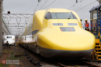 ドクターイエロー車内へ潜入　連結部も“らしい”その内部