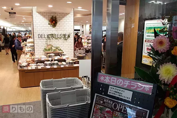 「入口付近を惣菜売り場にするスーパー　理由は駅の改札口」の画像