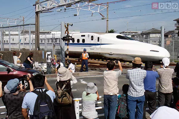 東海道新幹線唯一の踏切を通過　浜松工場への直接入場ツアー発売
