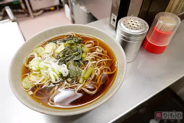 「日本一狭い？　2人で満員、入口極小の駅そば店、なぜ誕生？」の画像