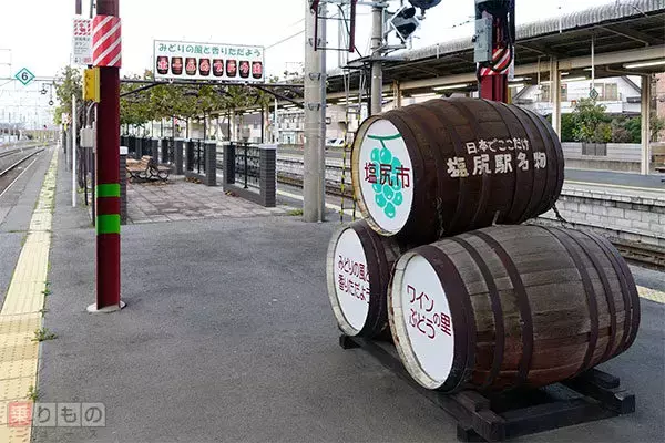 「日本一狭い？　2人で満員、入口極小の駅そば店、なぜ誕生？」の画像