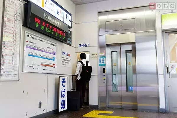 「日本一狭い？　2人で満員、入口極小の駅そば店、なぜ誕生？」の画像