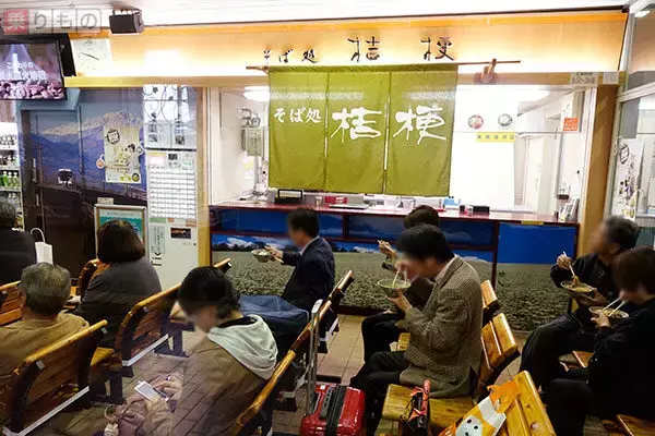 「日本一狭い？　2人で満員、入口極小の駅そば店、なぜ誕生？」の画像