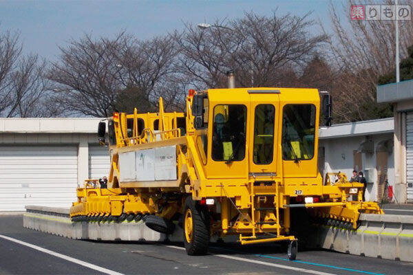 専用車両で防護柵を設定 工事の車線規制が自在かつ安全に 外環道で導入 2016年11月21日 エキサイトニュース