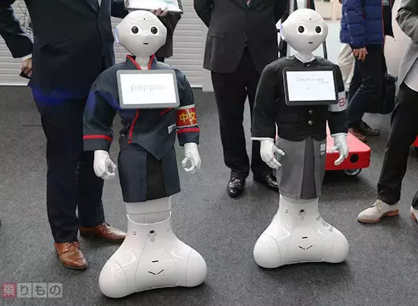 「「身近にロボット」の時代に向けて　羽田空港でロボット実証実験開始」の画像