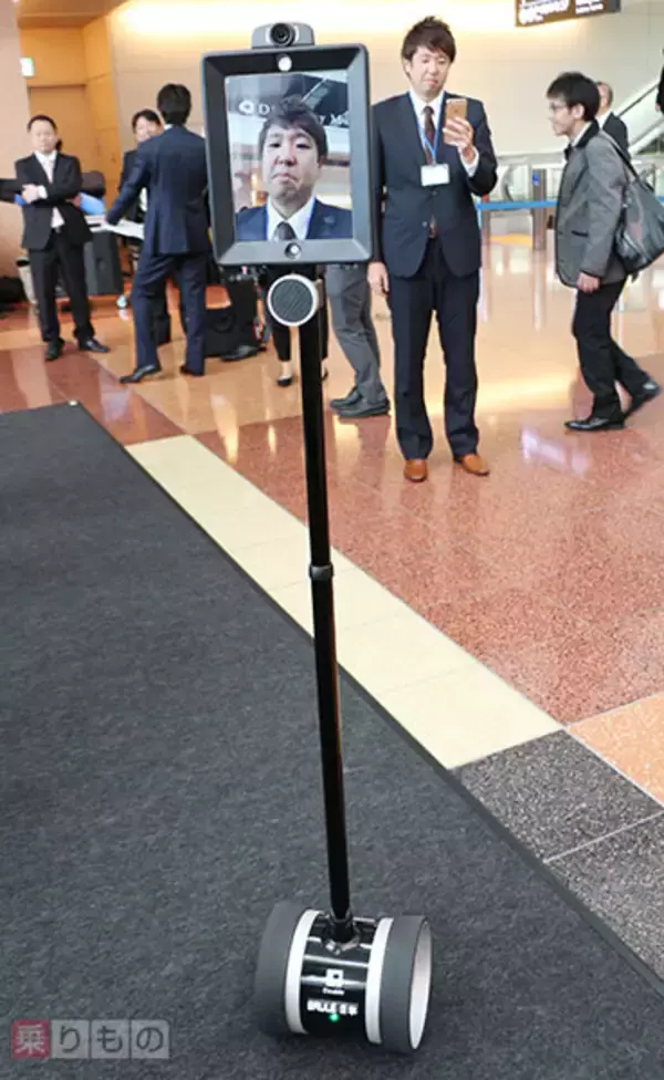 「「身近にロボット」の時代に向けて　羽田空港でロボット実証実験開始」の画像