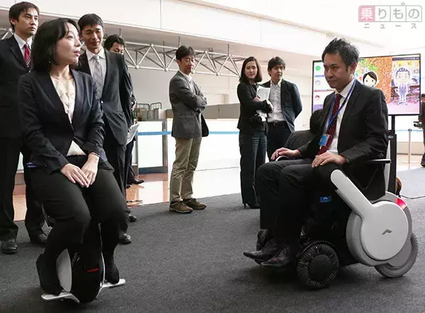 「「身近にロボット」の時代に向けて　羽田空港でロボット実証実験開始」の画像