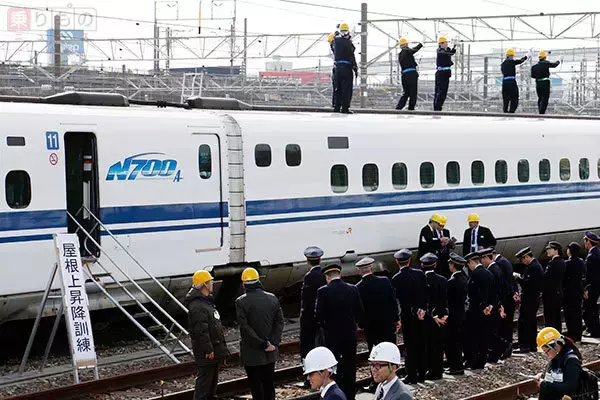 「N700系新幹線、屋根上にもある出入口　JR東海が「実演」」の画像