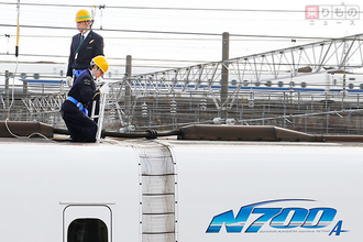 N700系新幹線、屋根上にもある出入口　JR東海が「実演」