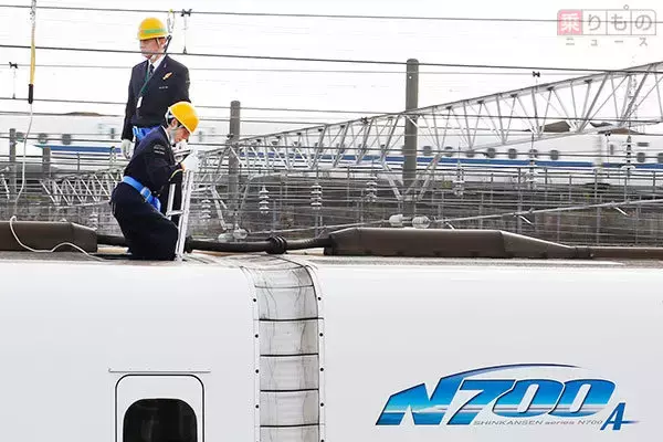 「N700系新幹線、屋根上にもある出入口　JR東海が「実演」」の画像
