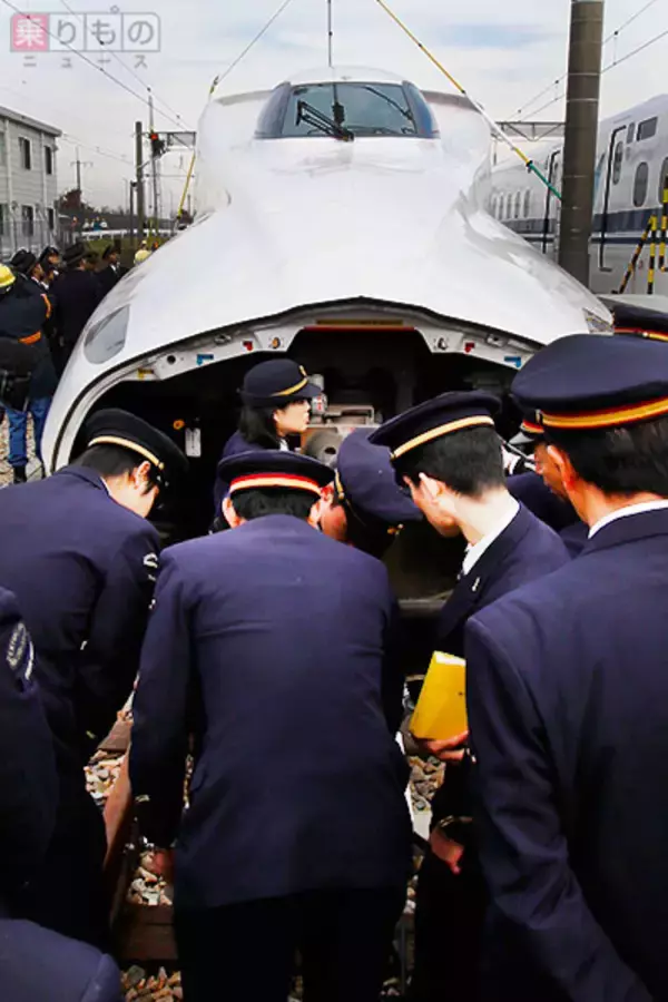 N700系新幹線の「鼻」を開ける方法