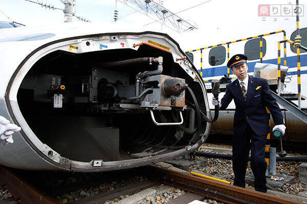 N700系新幹線の「鼻」を開ける方法