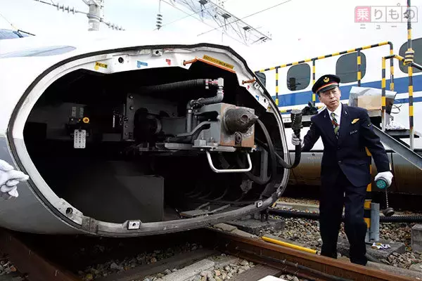 「N700系新幹線の「鼻」を開ける方法」の画像