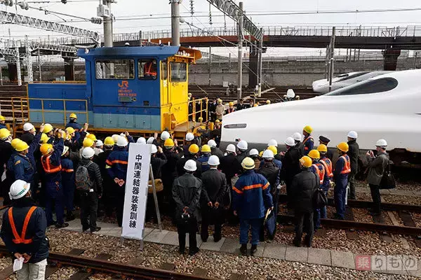 「N700系新幹線の「鼻」を開ける方法」の画像