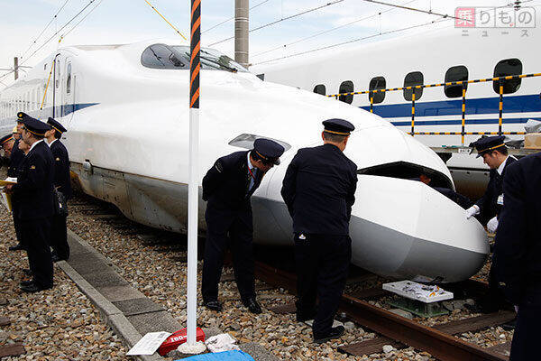N700系新幹線の「鼻」を開ける方法
