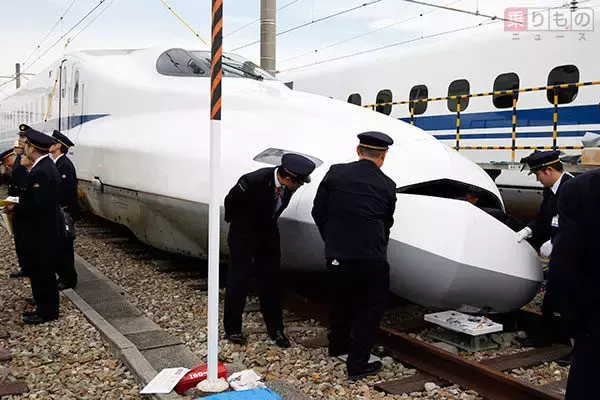 「N700系新幹線の「鼻」を開ける方法」の画像