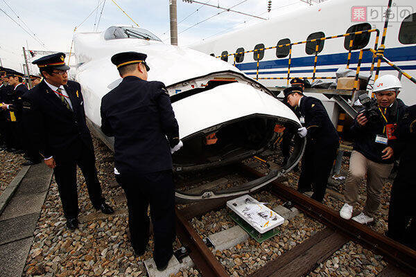N700系新幹線の「鼻」を開ける方法