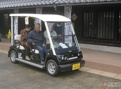 ゴルフカートが公道を自動走行　新交通システム、社会実験中