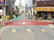 道路に突起、壁…？　視覚のマジック「イメージハンプ」、その減速効果とは