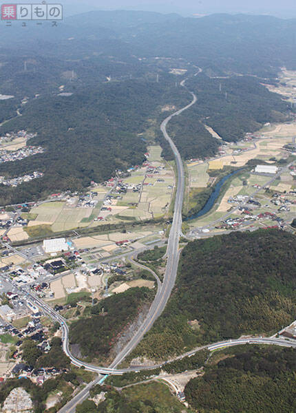 日本最長約30kmの「私道」！　行き交うクルマも規格外、なぜできた？（画像8枚）