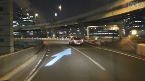 光の矢印で車線規制　首都高にて「可変式路面表示」試験実施、その結果は？