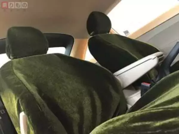 「阪急電車仕様の「ビートル」なぜできた？　車内につり革、オリーブ色のシートまで」の画像