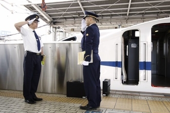 変わる東海道新幹線の夏　初めて「上着なし」に　JR東海、接客制服25年ぶり一新