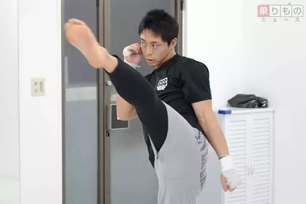 「K-1格闘家、ヒジ打ちでクルマの窓割り人命救助　トラックメーカー「普通はまず無理」」の画像