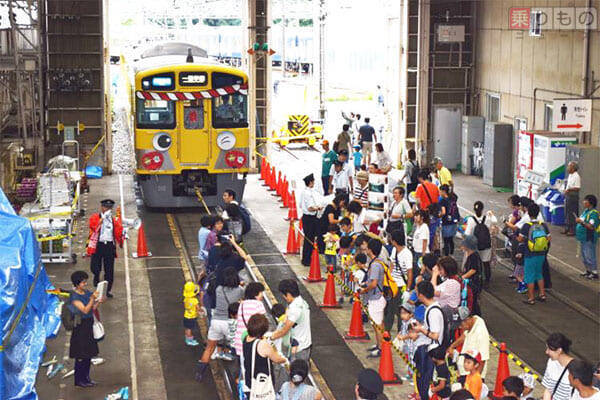 車両基地で電車と綱引き 撮影会やグッズ販売も 西武 電車夏まつり17 開催 17年7月21日 エキサイトニュース
