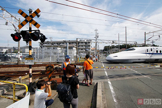 今朝、踏切で待っていたらN700系新幹線が！　全国でここだけの風景、その事情とは