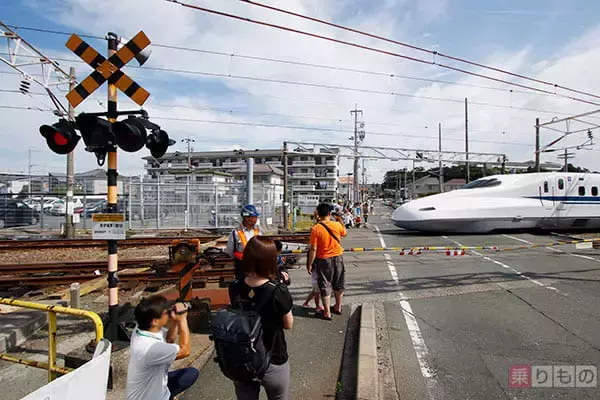今朝、踏切で待っていたらN700系新幹線が！　全国でここだけの風景、その事情とは