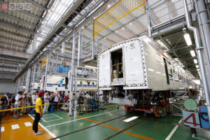 今朝、踏切で待っていたらN700系新幹線が！　全国でここだけの風景、その事情とは