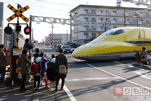 「今朝、踏切で待っていたらN700系新幹線が！　全国でここだけの風景、その事情とは」の画像