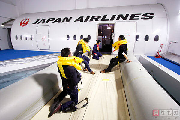 飛行機からの緊急脱出 覚えておきたいポイント 手荷物ng 救命胴衣は座席ngのワケ 写真37枚 17年7月30日 エキサイトニュース