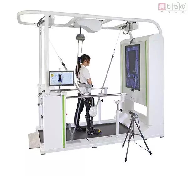 「重機操作ロボ、人型のワケは「インパクト」？　ロボ好き発案　地球の裏から遠隔操作も」の画像