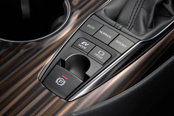 【試乗】トヨタ「カムリ」10代目の実力　「オールニューTNGA」がもたらす「走り」とは