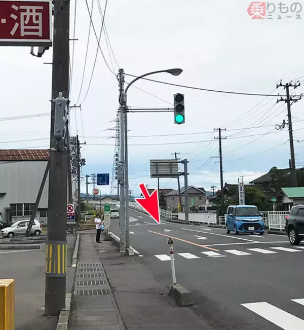 「「ファミマ直結交差点」なぜできた？　専用右折レーン、店舗駐車場内で信号待ちも」の画像