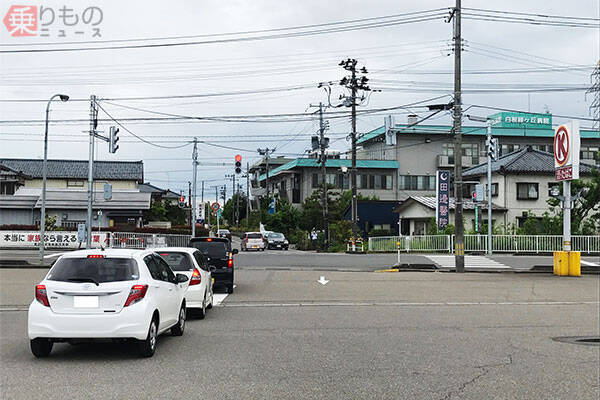 「ファミマ直結交差点」なぜできた？　専用右折レーン、店舗駐車場内で信号待ちも