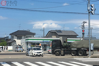 「ファミマ直結交差点」なぜできた？　専用右折レーン、店舗駐車場内で信号待ちも