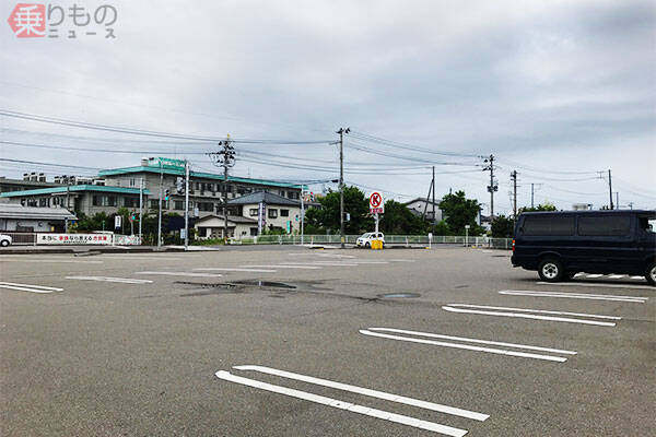 「ファミマ直結交差点」なぜできた？　専用右折レーン、店舗駐車場内で信号待ちも