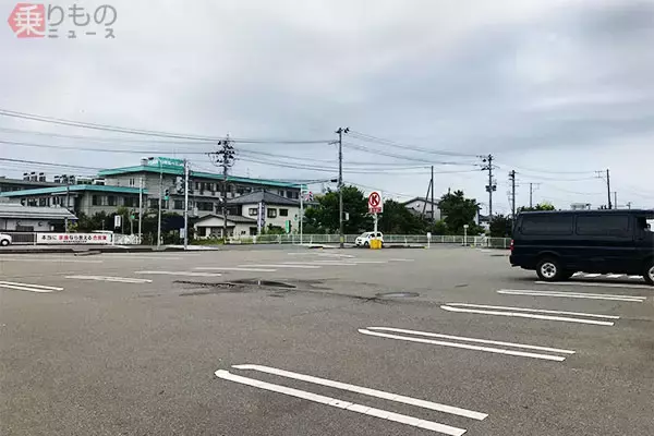 「「ファミマ直結交差点」なぜできた？　専用右折レーン、店舗駐車場内で信号待ちも」の画像