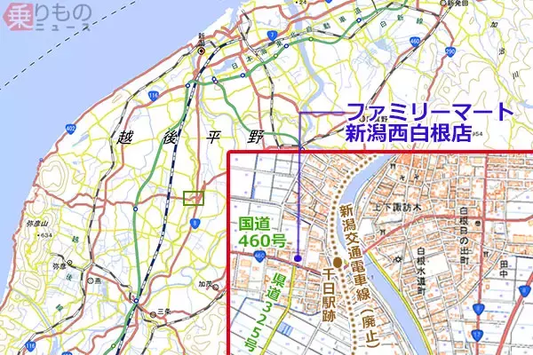 「「ファミマ直結交差点」なぜできた？　専用右折レーン、店舗駐車場内で信号待ちも」の画像